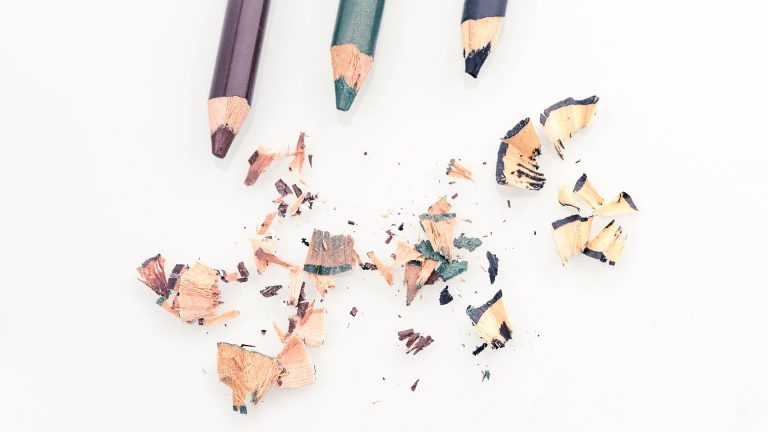 Learn how to put on eye liner 3
