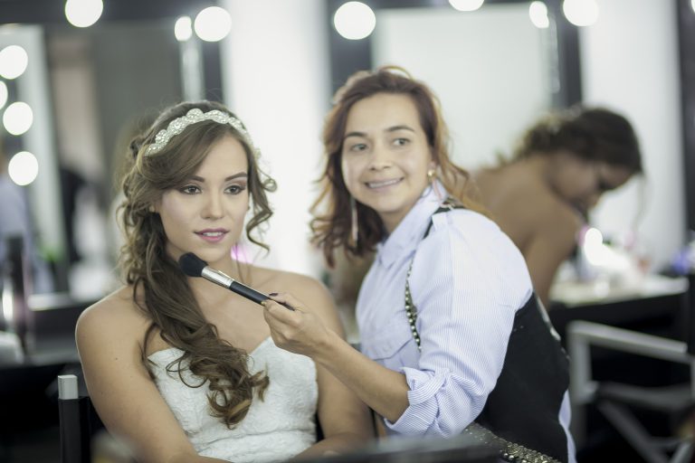 Learn how to put on face powder 2