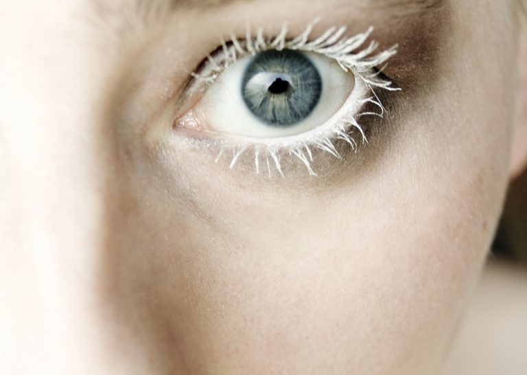 Put on mascara 2