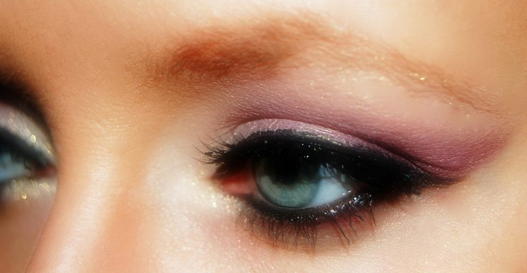 Put on mascara 3