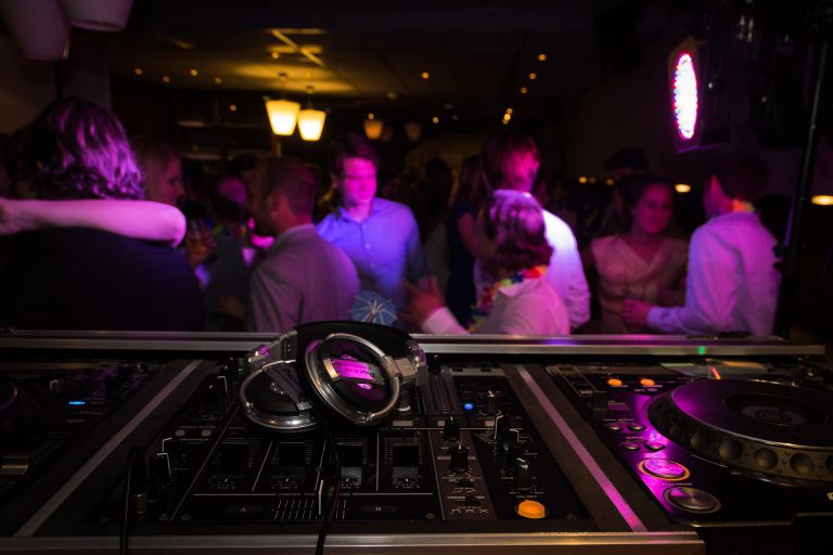 Go to a dj show 3
