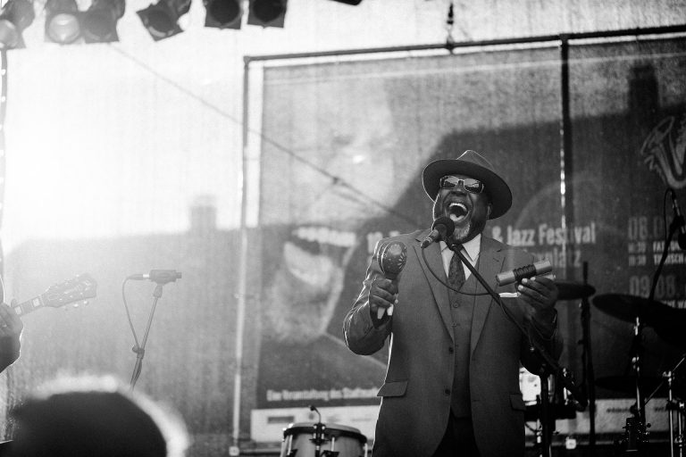 Listen to blues music 2