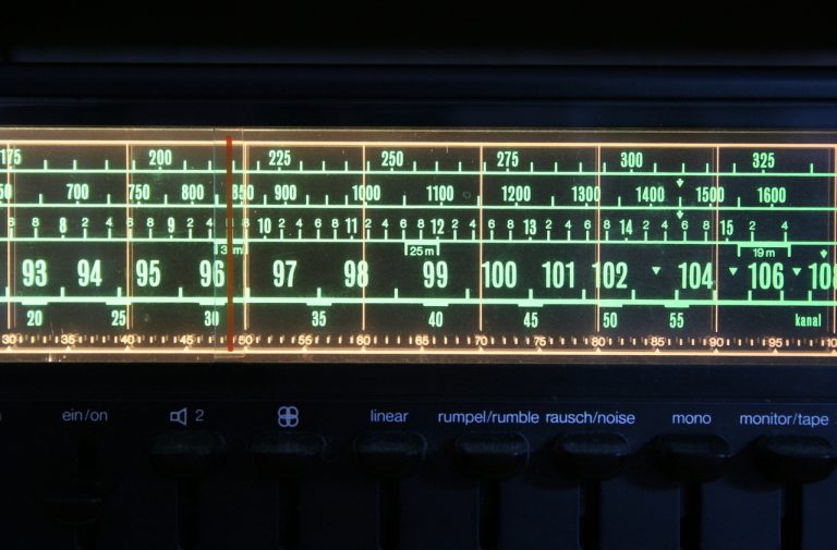 Listen to the radio 2