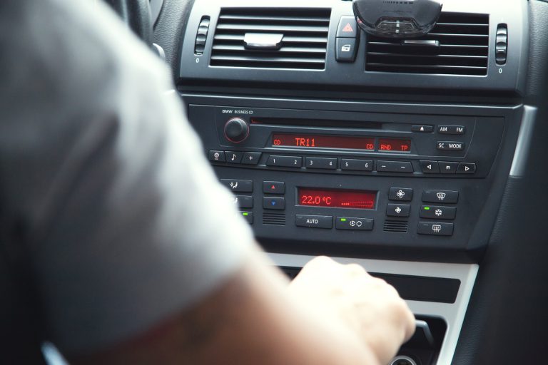 Listen to the radio 3